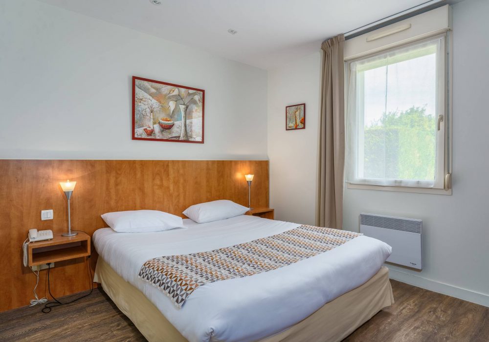 Chambre classique climatisée avec décoration contemporaine, hôtel L'Orée des Vignes