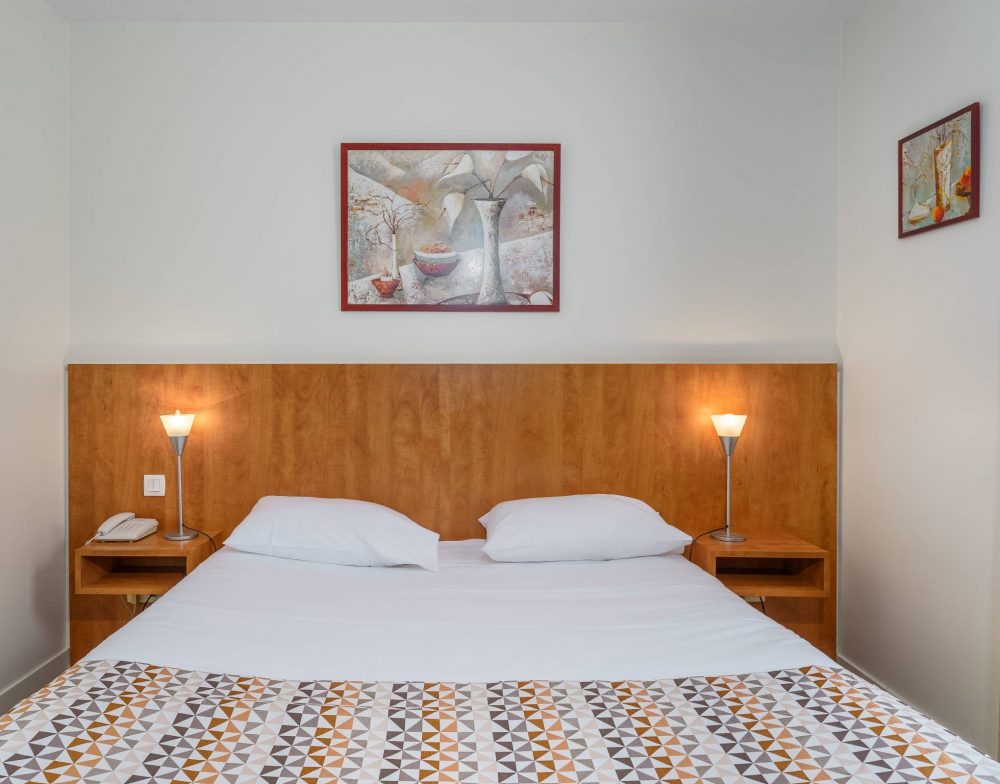 Chambre classique climatisée avec décoration contemporaine, hôtel L'Orée des Vignes