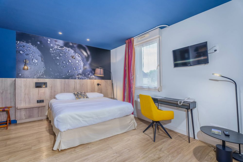 Chambre supérieure climatisée avec décoration contemporaine, hôtel L'Orée des Vignes