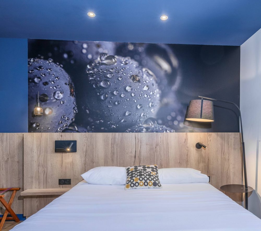 Chambre supérieure climatisée avec décoration contemporaine, hôtel L'Orée des Vignes