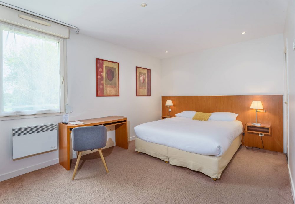 Chambre classique climatisée avec décoration contemporaine, hôtel L'Orée des Vignes