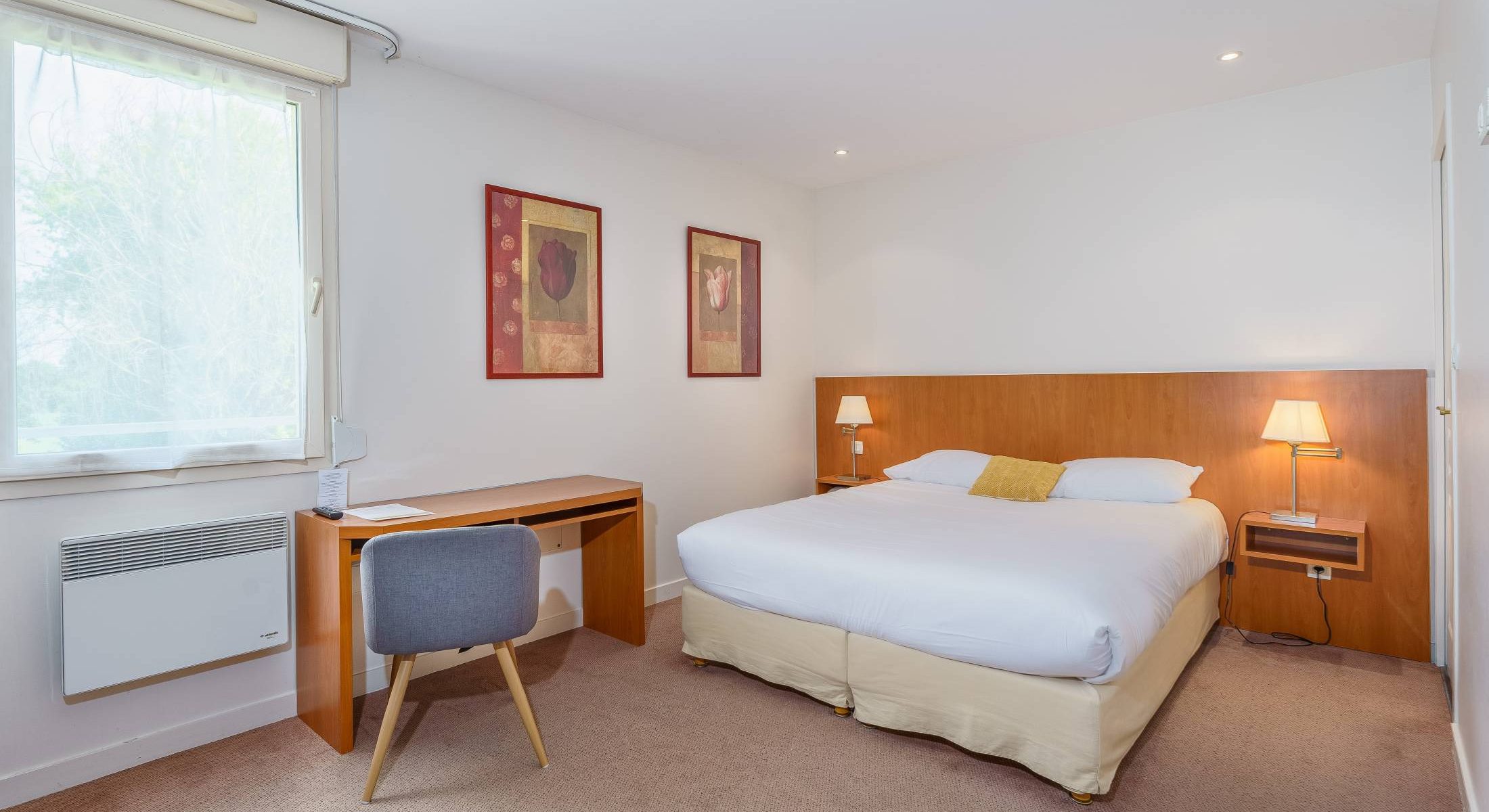 Chambre classique climatisée avec décoration contemporaine, hôtel L'Orée des Vignes