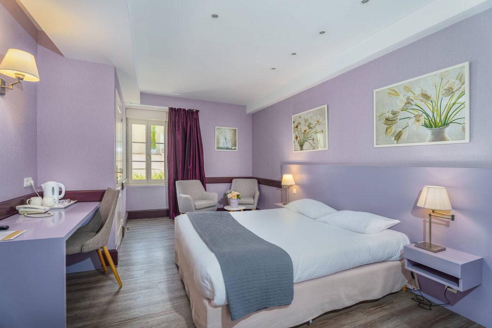 Chambre de charme climatisée avec décoration contemporaine, hôtel L'Orée des Vignes