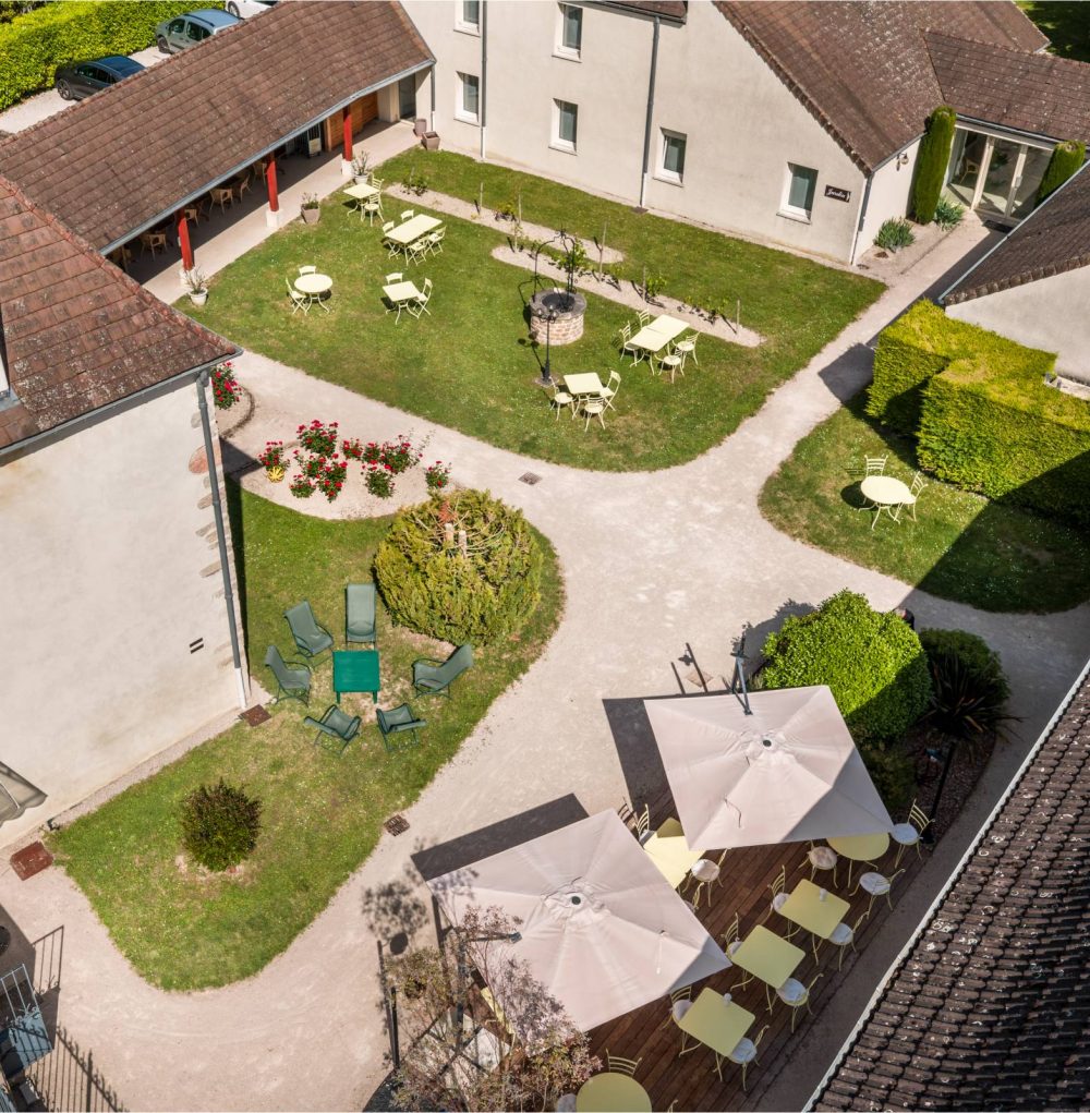 Patio aux vignes et jardin de l'hôtel L'Orée des Vignes à Gilly-lès-Cîteaux