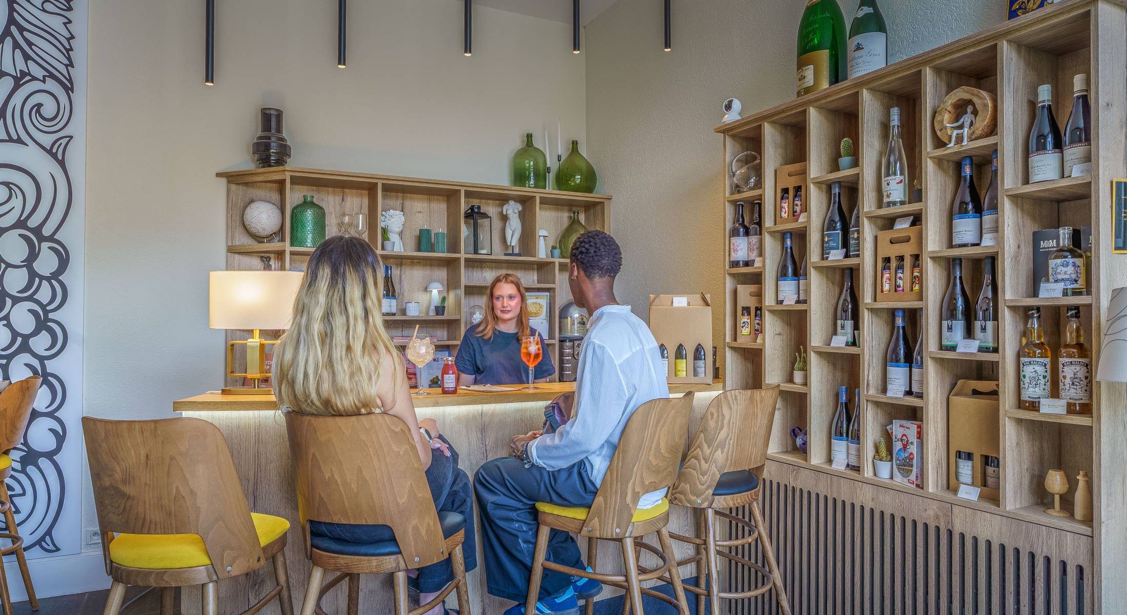 Coin bar à vins de l'hôtel L'Orée des Vignes avec dégustation de cocktails à Gilly-lès-Cîteaux