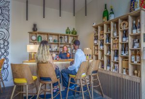 Coin bar à vins de l'hôtel L'Orée des Vignes avec dégustation de cocktails à Gilly-lès-Cîteaux