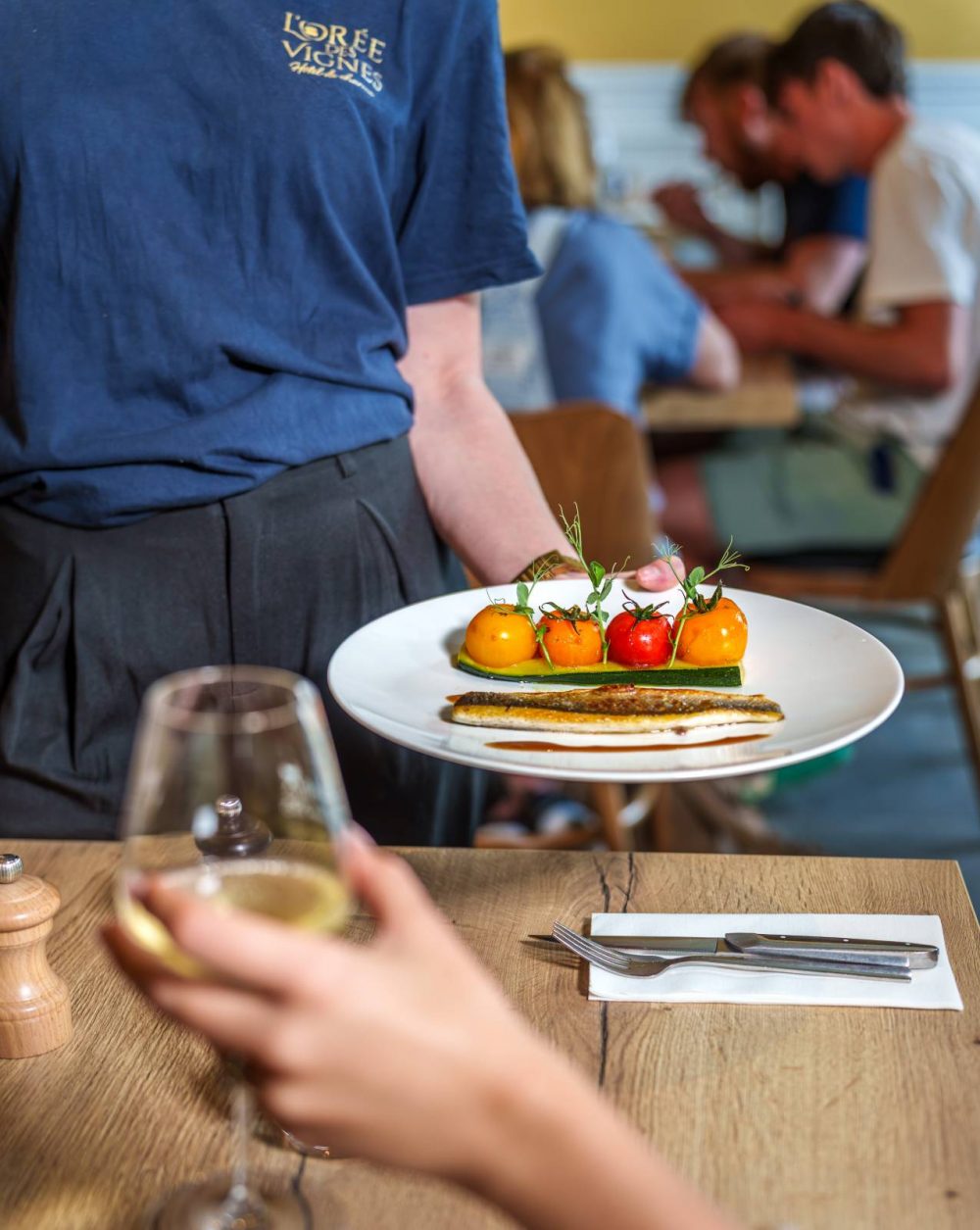Service en salle d'une entrée de tomates anciennes et maquereau au restaurant Bistrot de l'O