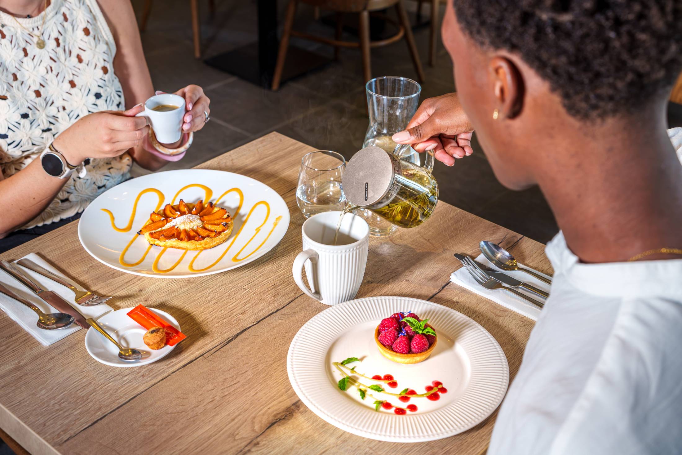 Moment de partage autour des desserts et du café au restaurant Bistrot de l'O