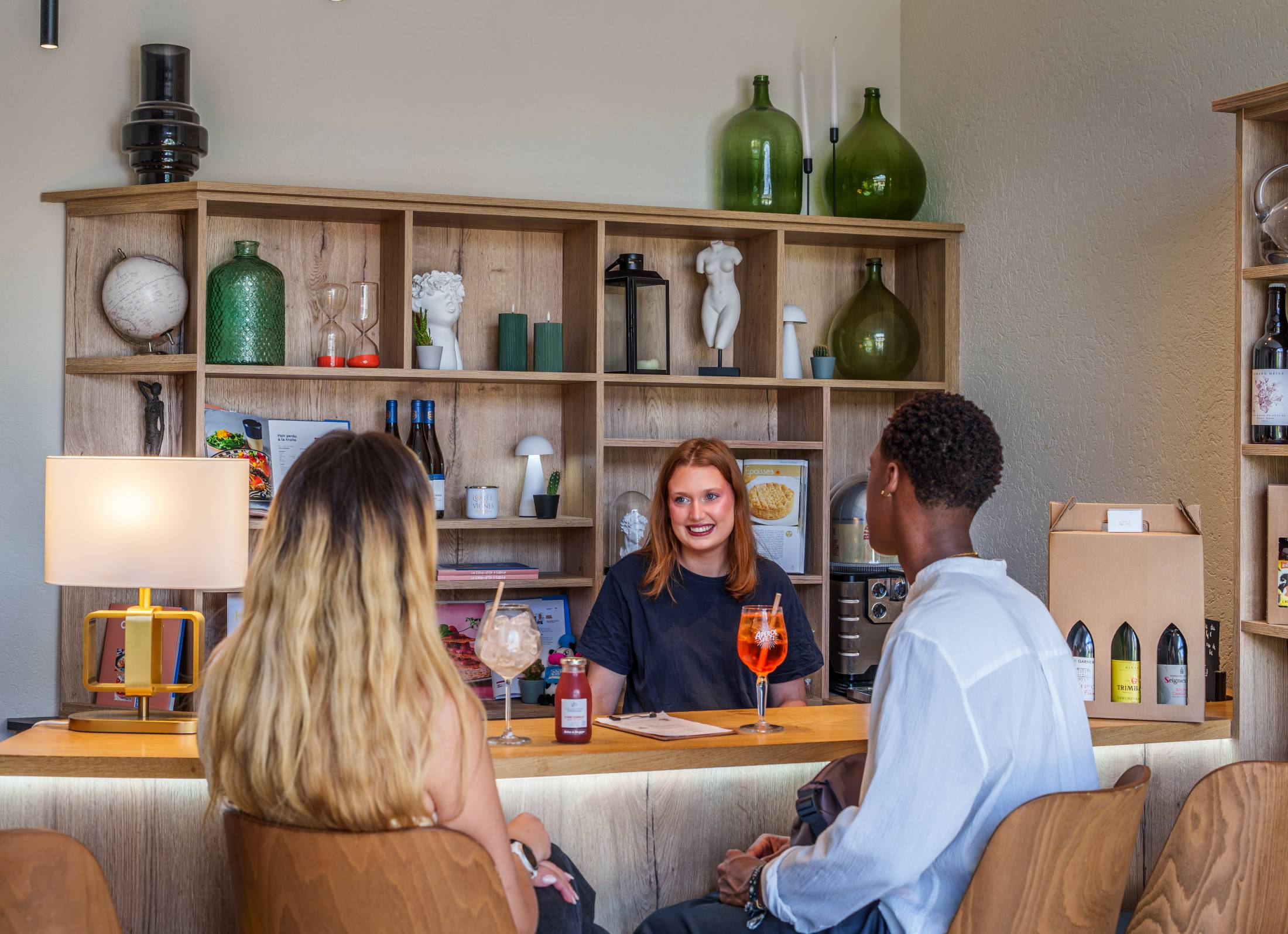 Coin bar à vins de l'hôtel L'Orée des Vignes avec dégustation de cocktails à Gilly-lès-Cîteaux