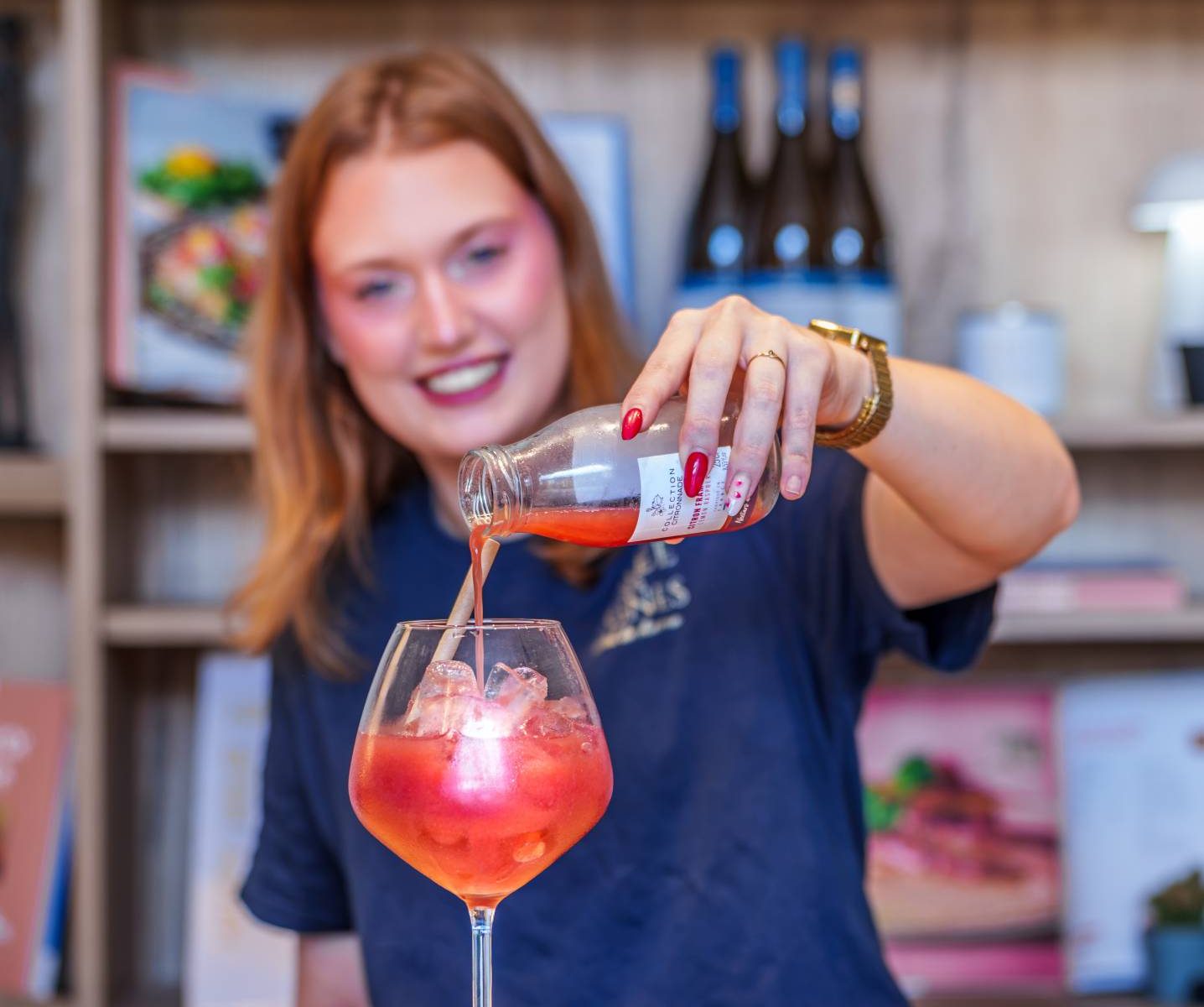 Service d'une citronnade framboise au bar de l'hôtel L'Orée des Vignes