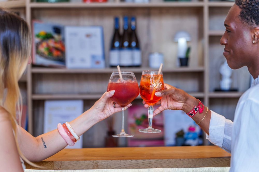 Deux cocktails trinqués au bar de l'hôtel L'Orée des Vignes, cocktail rosé et Aperol Spritz