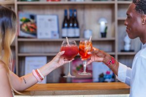 Deux cocktails trinqués au bar de l'hôtel L'Orée des Vignes, cocktail rosé et Aperol Spritz
