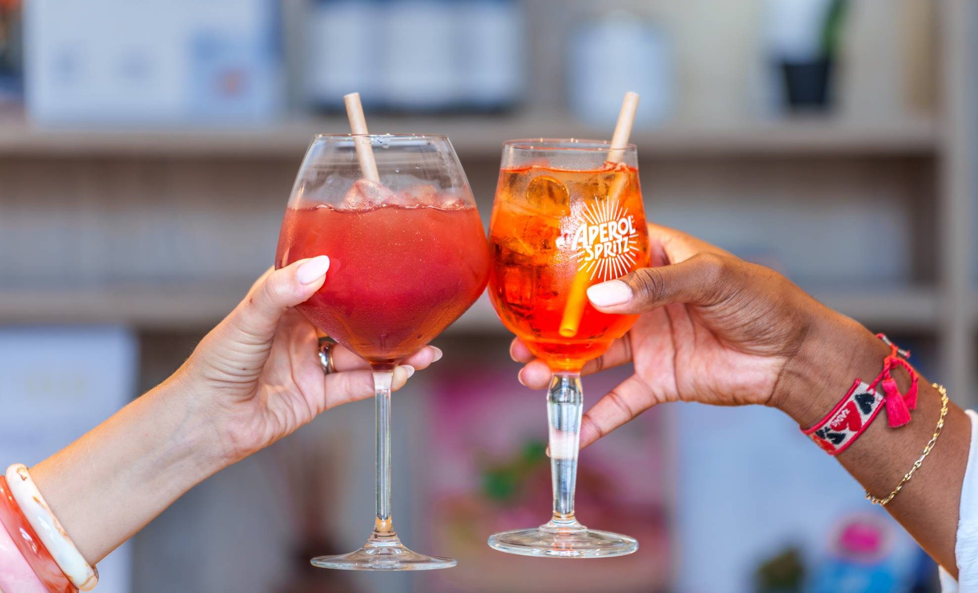 Gros plan sur deux cocktails partagés au bar de l'hôtel L'Orée des Vignes