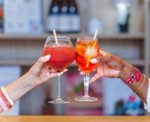 Gros plan sur deux cocktails partagés au bar de l'hôtel L'Orée des Vignes